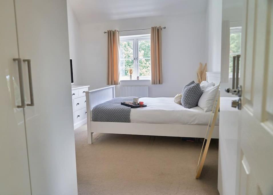 Stunning Luxury 2 Bed Apartment With En-Suite In Wokingham City Centre ภายนอก รูปภาพ