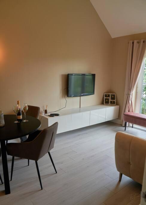Stunning Luxury 2 Bed Apartment With En-Suite In Wokingham City Centre ภายนอก รูปภาพ