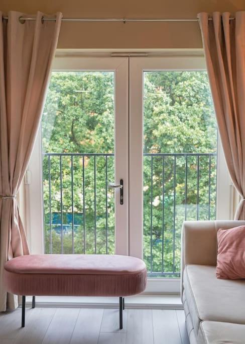 Stunning Luxury 2 Bed Apartment With En-Suite In Wokingham City Centre ภายนอก รูปภาพ