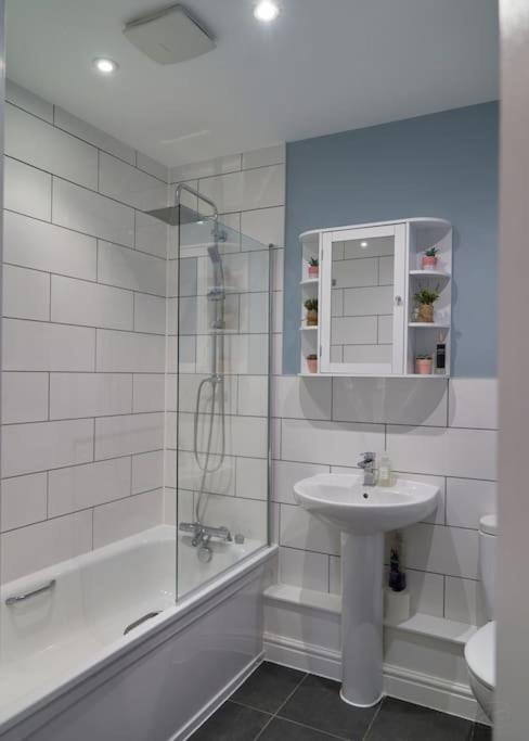 Stunning Luxury 2 Bed Apartment With En-Suite In Wokingham City Centre ภายนอก รูปภาพ