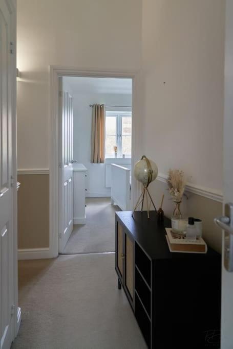 Stunning Luxury 2 Bed Apartment With En-Suite In Wokingham City Centre ภายนอก รูปภาพ