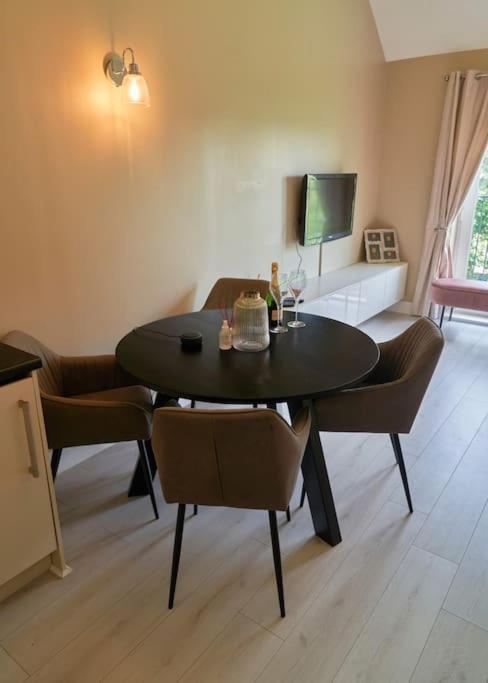 Stunning Luxury 2 Bed Apartment With En-Suite In Wokingham City Centre ภายนอก รูปภาพ