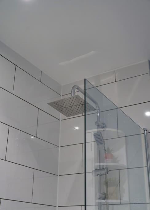 Stunning Luxury 2 Bed Apartment With En-Suite In Wokingham City Centre ภายนอก รูปภาพ