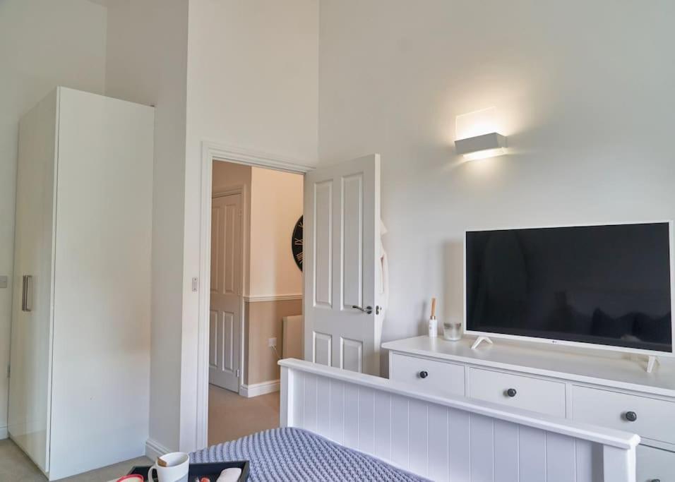 Stunning Luxury 2 Bed Apartment With En-Suite In Wokingham City Centre ภายนอก รูปภาพ