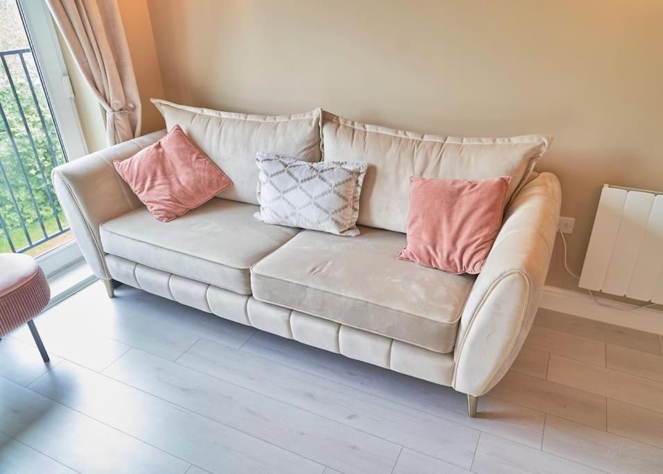 Stunning Luxury 2 Bed Apartment With En-Suite In Wokingham City Centre ภายนอก รูปภาพ