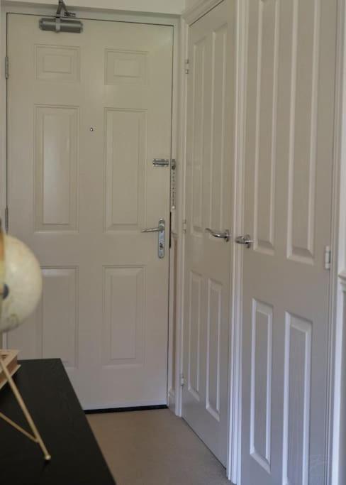 Stunning Luxury 2 Bed Apartment With En-Suite In Wokingham City Centre ภายนอก รูปภาพ