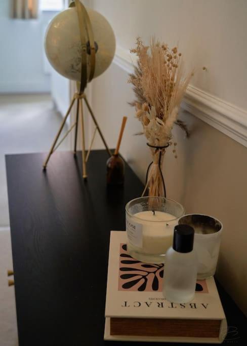 Stunning Luxury 2 Bed Apartment With En-Suite In Wokingham City Centre ภายนอก รูปภาพ