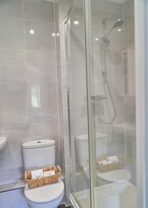 Stunning Luxury 2 Bed Apartment With En-Suite In Wokingham City Centre ภายนอก รูปภาพ