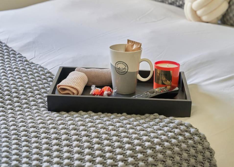 Stunning Luxury 2 Bed Apartment With En-Suite In Wokingham City Centre ภายนอก รูปภาพ